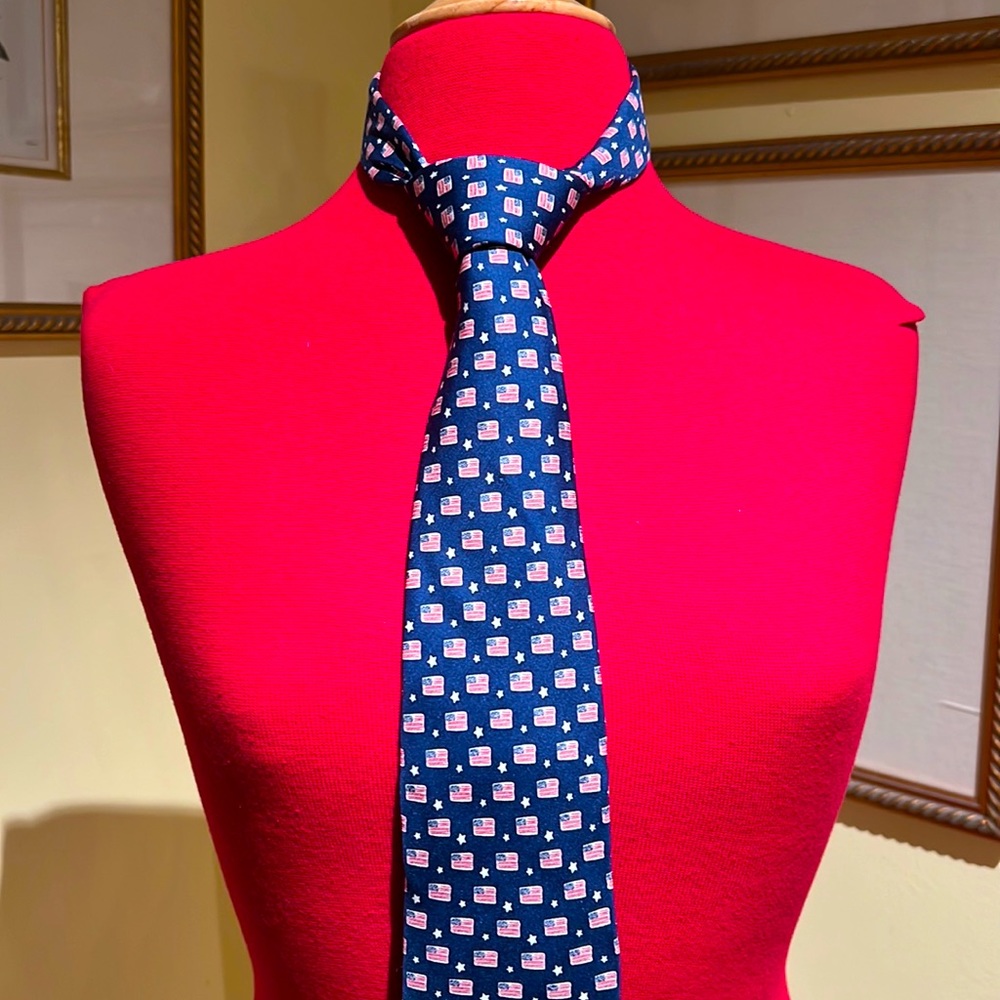Vineyard Vines blue tie with American Flags. Hand made with imported silk.
